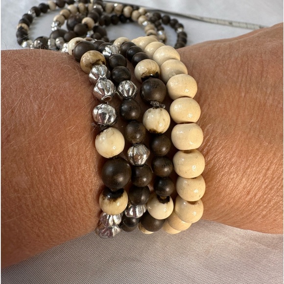 Set of 8 wooden bead stretch bracelets - Picture 3 of 4